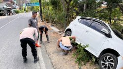 Hilang Kendali Gegara Diduga Main HP, Daihatsu Ayla Hantam Pembatas Jalan di Arjosari Pacitan