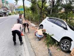 Hilang Kendali Gegara Diduga Main HP, Daihatsu Ayla Hantam Pembatas Jalan di Arjosari Pacitan