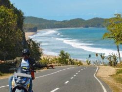 Agus Tasjudin Terpikat Pesona Pantai Soge, Perpaduan Laut, Muara, dan Jembatan Ikonik