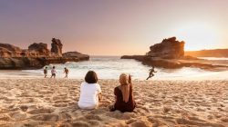 Wisatawan Terpikat Keindahan Pantai Klayar Pacitan, Pesona Alamnya Masih Terasa Alami