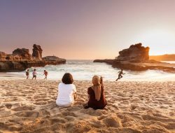 Wisatawan Terpikat Keindahan Pantai Klayar Pacitan, Pesona Alamnya Masih Terasa Alami