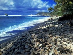 Pantai Pidakan Pacitan, Pesona Kerikil Warna-warni yang Memikat Ika Nur